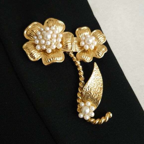 Vintage Butler & Wilson Faux Pearl Flower Brooch Pin - Picture 1 of 9